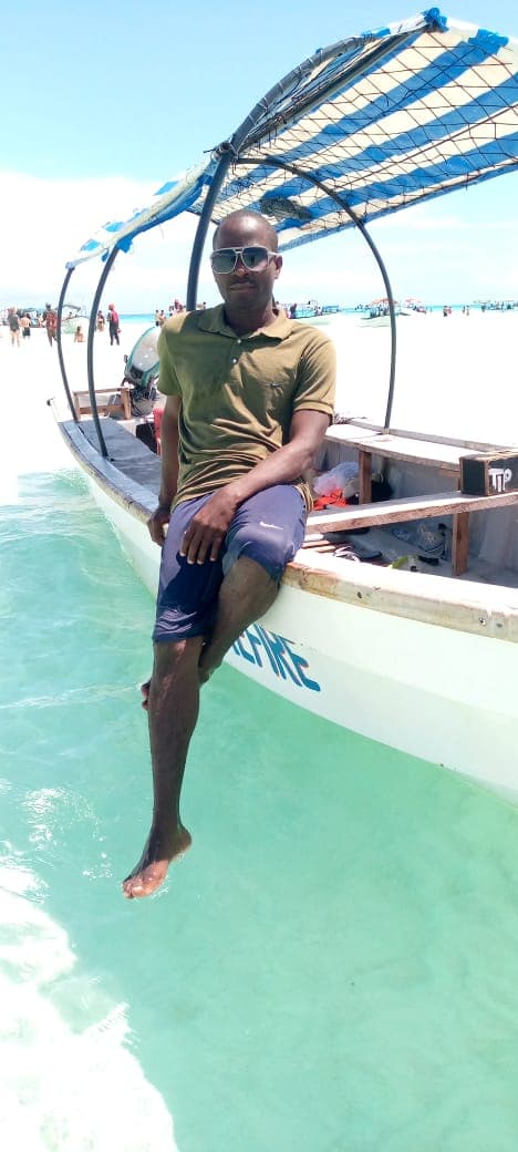 Haji auf einem traditionellen Dhow-Boot über türkisem Wasser