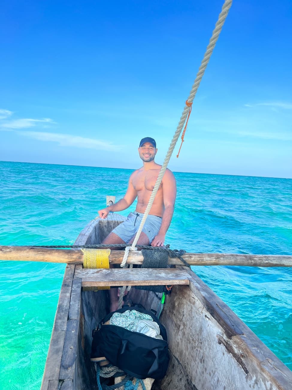 Nabil, Gründer von Zanzibar Tours, auf einem Dhow-Boot vor Sansibar