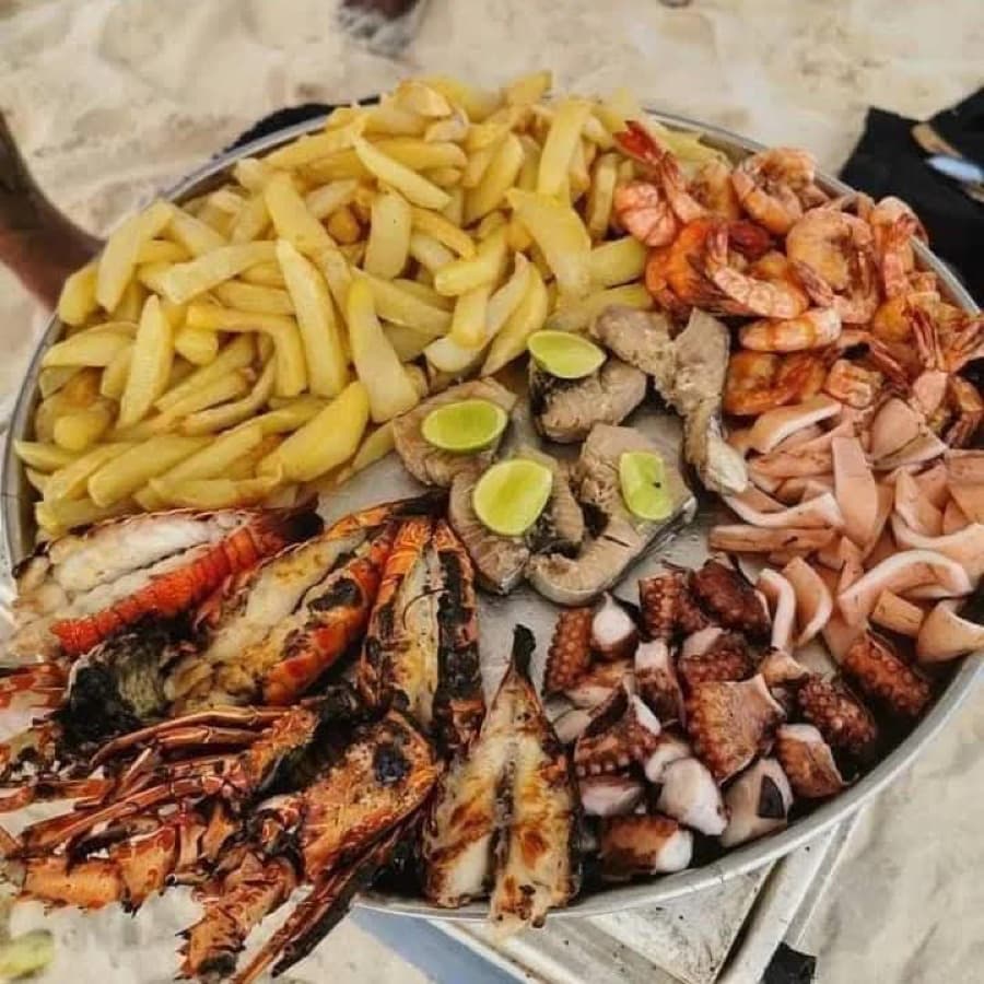 Frische Meeresfrüchte-Platte vom Grill am Strand